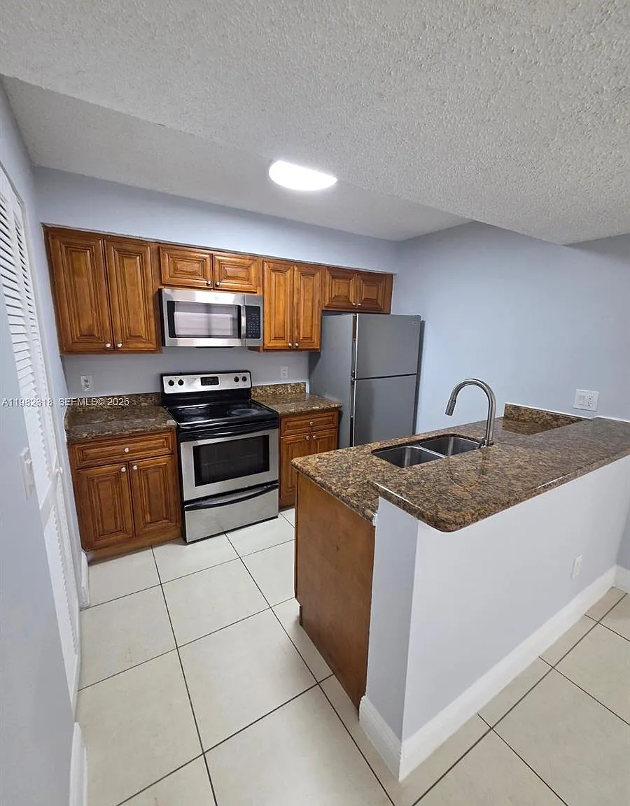 Royal Poinciana Condo — Photo 1