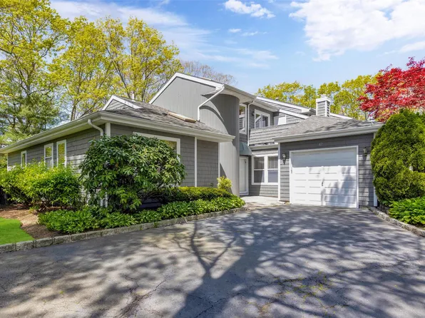 42 Larkspur Lane, Commack, NY 11725