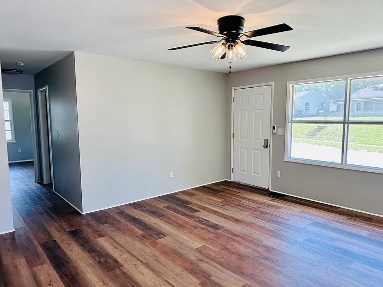 349 Grace Dr — Photo 2