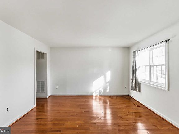 3rd image of 20 Wayside Ct