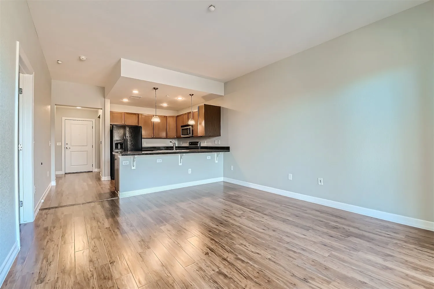 1 bed, 932 sqft, $2,200 — Photo 2