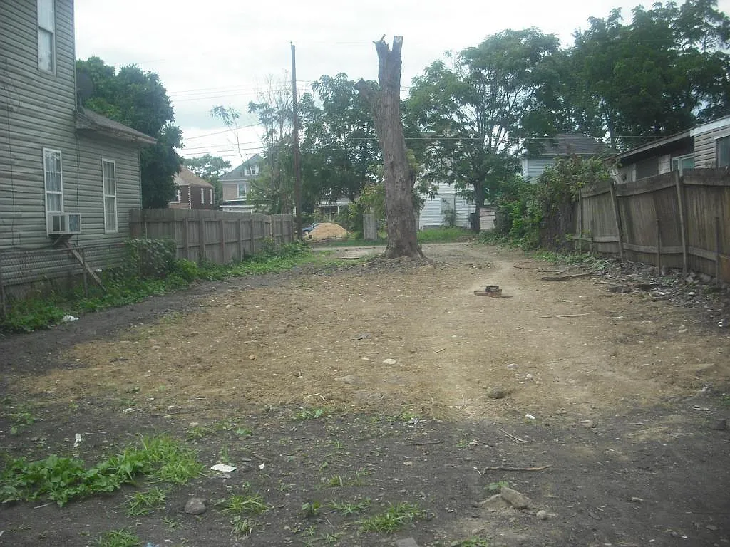 43 Jones Ave photo 1