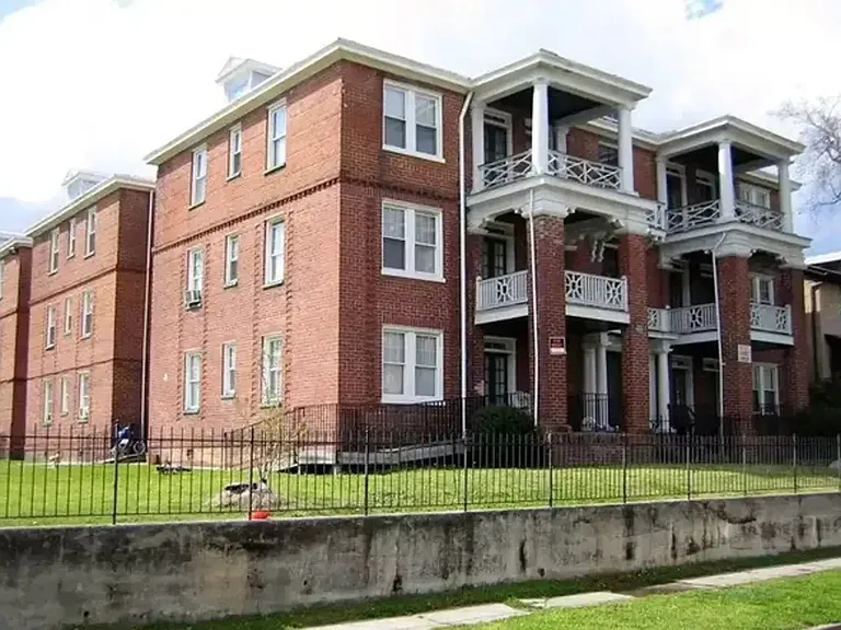 2400 Barton Ave — Photo 20