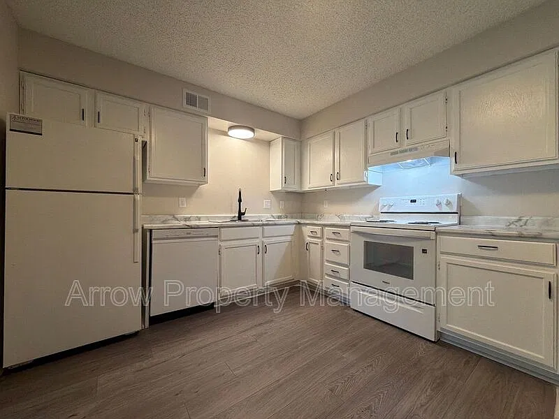 320 Lincoln St — Photo 1