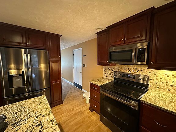 5th image of 105 Carmel Ct