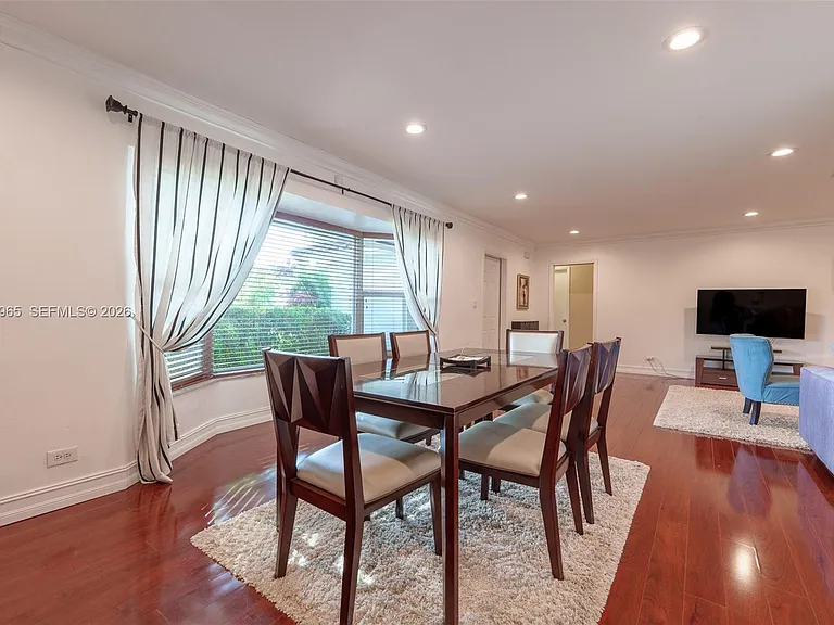 740 Ridgewood Ln — Photo 5