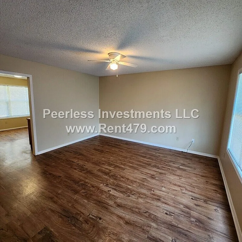 3 bed, 2.0 bath, 1120 sqft, $1,200 — Photo 3