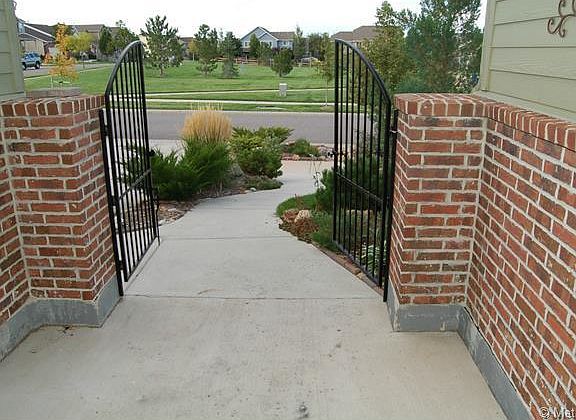 Entrance with a iron gate