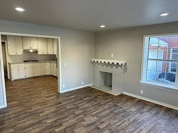 3rd image of 105 S Poplar St APT 1