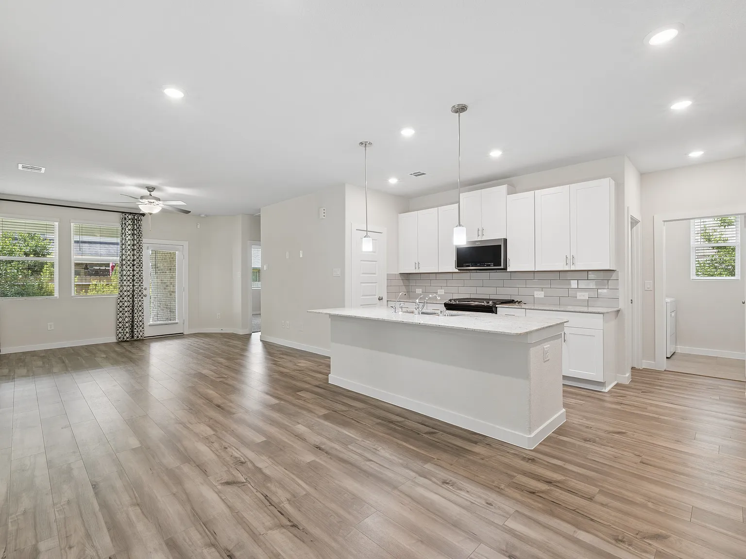 3 bed, 1414 sqft, $2,360 — Photo 2