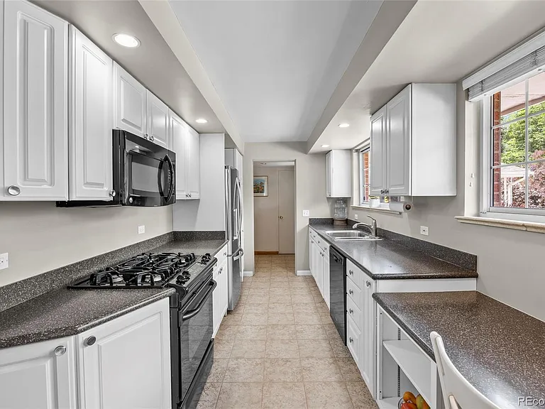 281 Niagara St — Photo 14