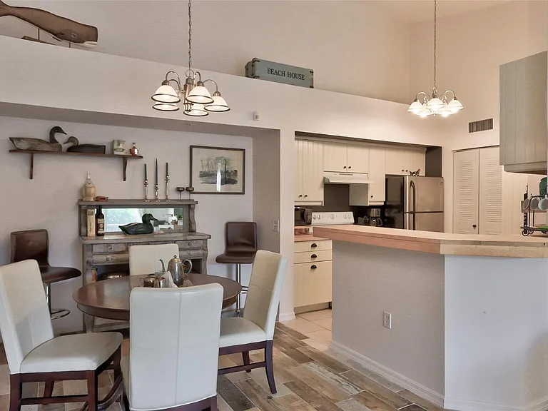 322 Villa Cir #322 — Photo 3