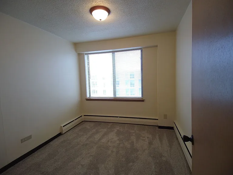 2233 N Summit Ave — Photo 40