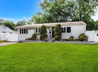16 Huntsman Ln, Commack, NY 11725