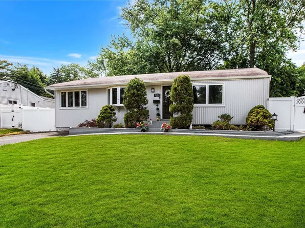 16 Huntsman Lane, Commack, NY 11725