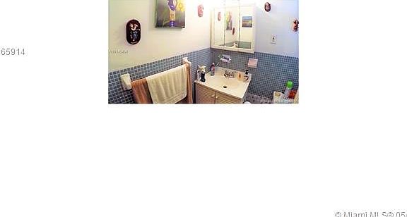 4th image of 900 6th St APT 23