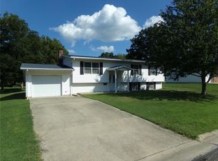 1046 S Washington St, Nashville, IL 62263