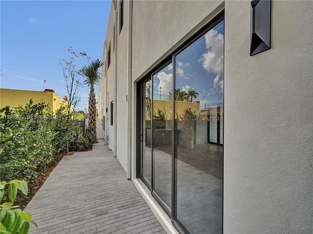 2421 SW 16th Ter — Photo 16