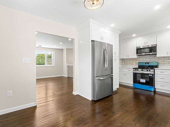 5th image of 105 Birchwood Dr