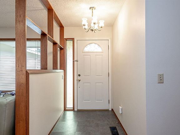 3rd image of 543 Holly St