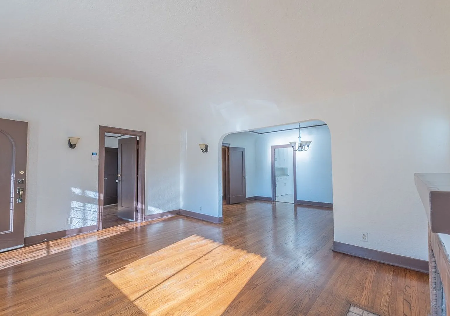 Beautiful 2 Bed +office, den garage, 1 Bath — Photo 4