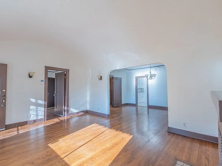 2226 S Redondo Blvd — Photo 4