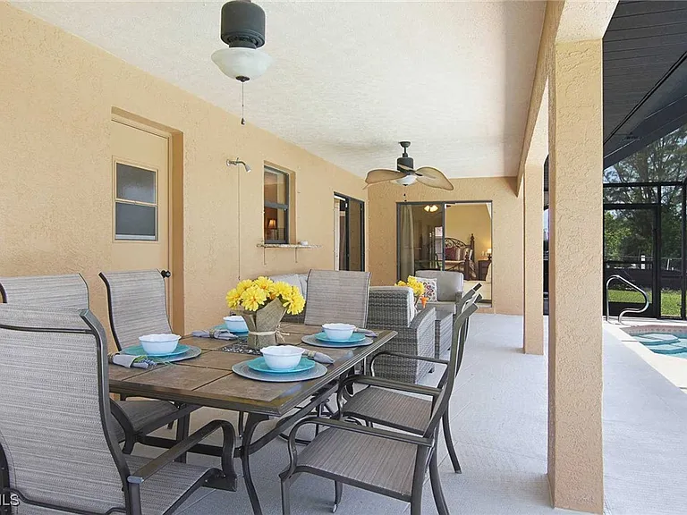1403 SW 40th Ter — Photo 2