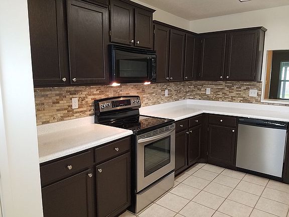 Kitchen w/tile backsplash