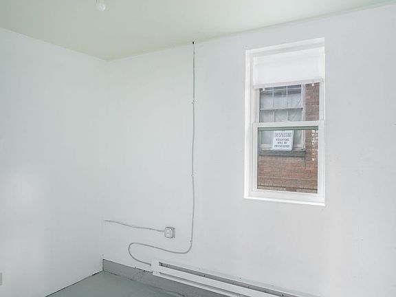 5th image of 825 Columbia St
