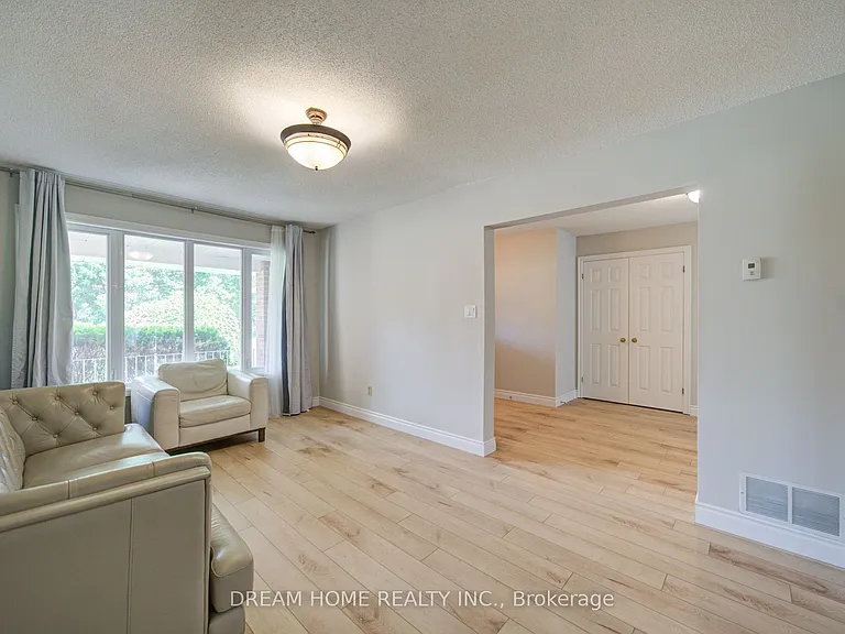 25 Yongehurst Rd — Photo 7