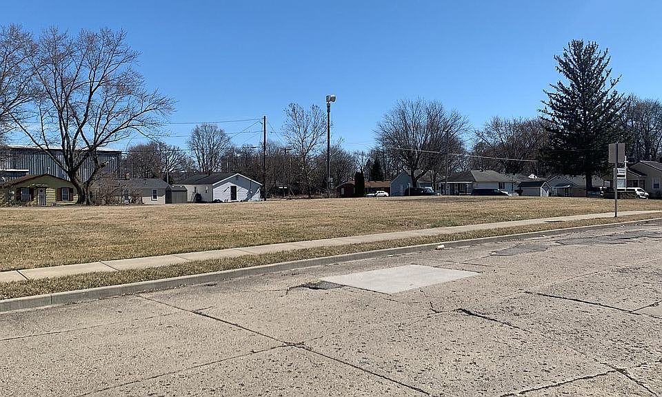 2nd image of 2444 Dewey St