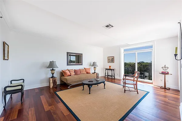 Sold by R New York | media 2