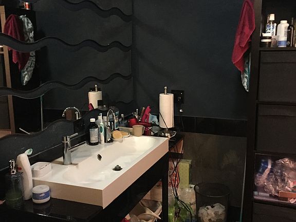 2nd image of 911 NE 199th St APT 103