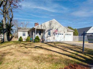 77 W Lakewood St, Patchogue, NY 11772