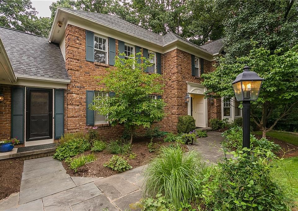 1st image of 10 Summerfield Cir