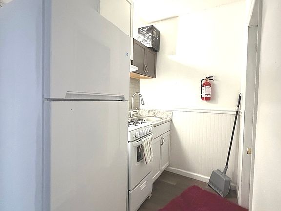 3rd image of 1335 E 9th St