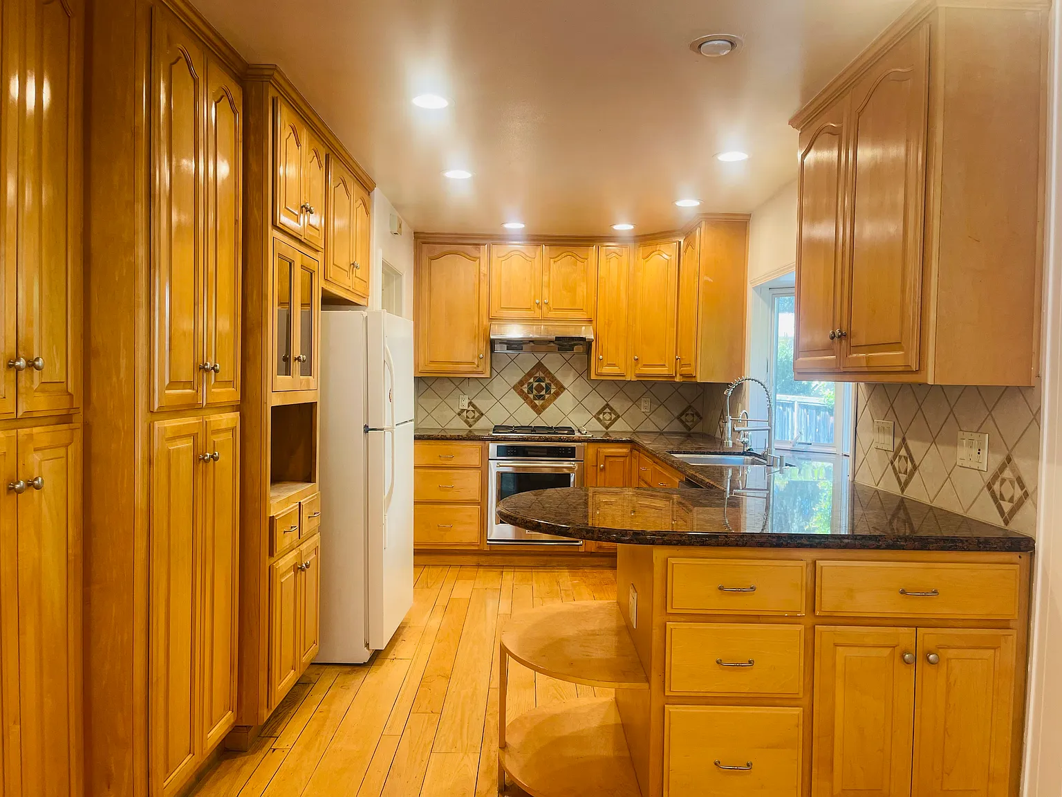 4 bed, 2524 sqft, $7,495 — Photo 2