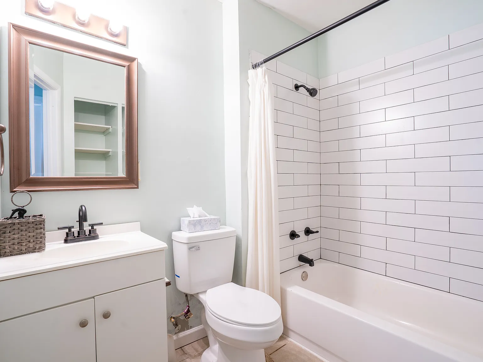 2 bed, 750 sqft, $2,400 — Photo 3