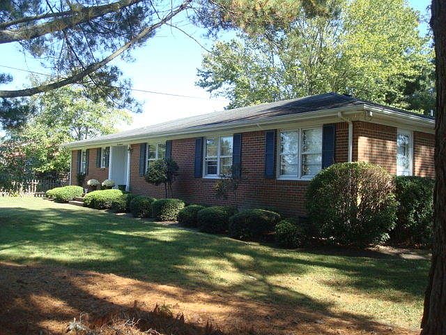 1st image of 3000 Woodlawn Dr