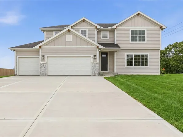 20702 Emerald St, Spring Hill, KS 66083
