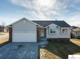 16203 Greenleaf St, Omaha, NE 68136