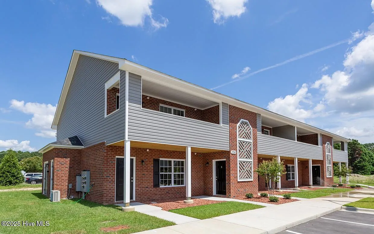 1 bed, 1.0 bath, 880 sqft, $1,200 — Photo 1
