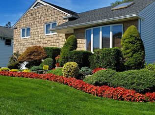 34 N Wisconsin Ave, Massapequa, NY 11758