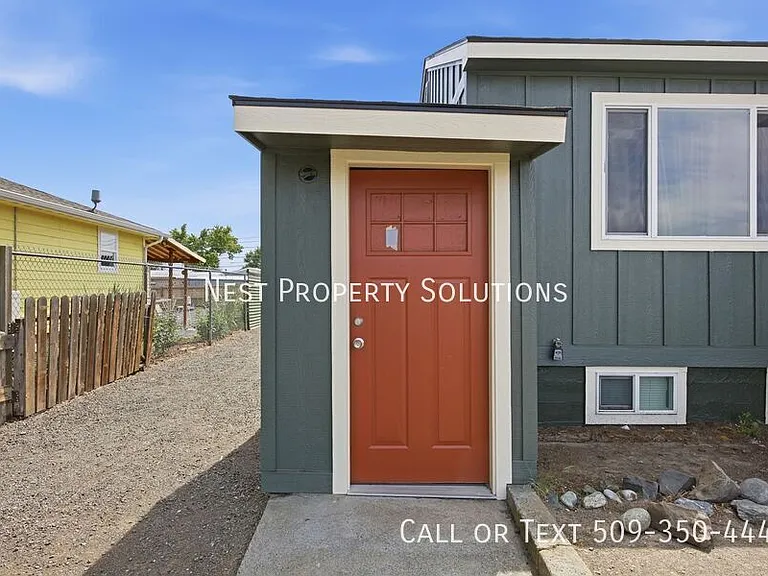 223 5th Ave SE #B — Photo 3