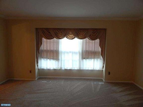 3rd image of 11 Tall Oaks Dr