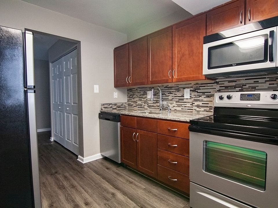 2nd image of 4 Duncroft Pl APT 2A