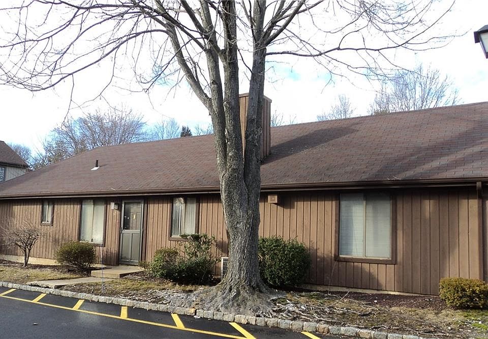 2nd image of 32 Whittney Ct #32
