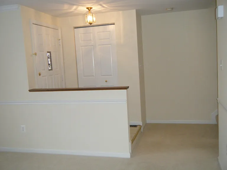 23 Rhodes Pl — Photo 3