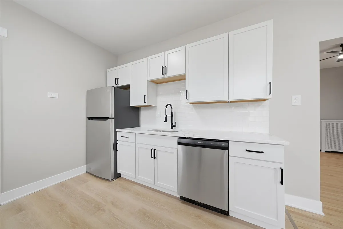 Building Photo - 7520 N Seeley Ave #2-W