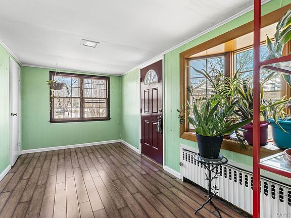 4th image of 42 Robertson Road